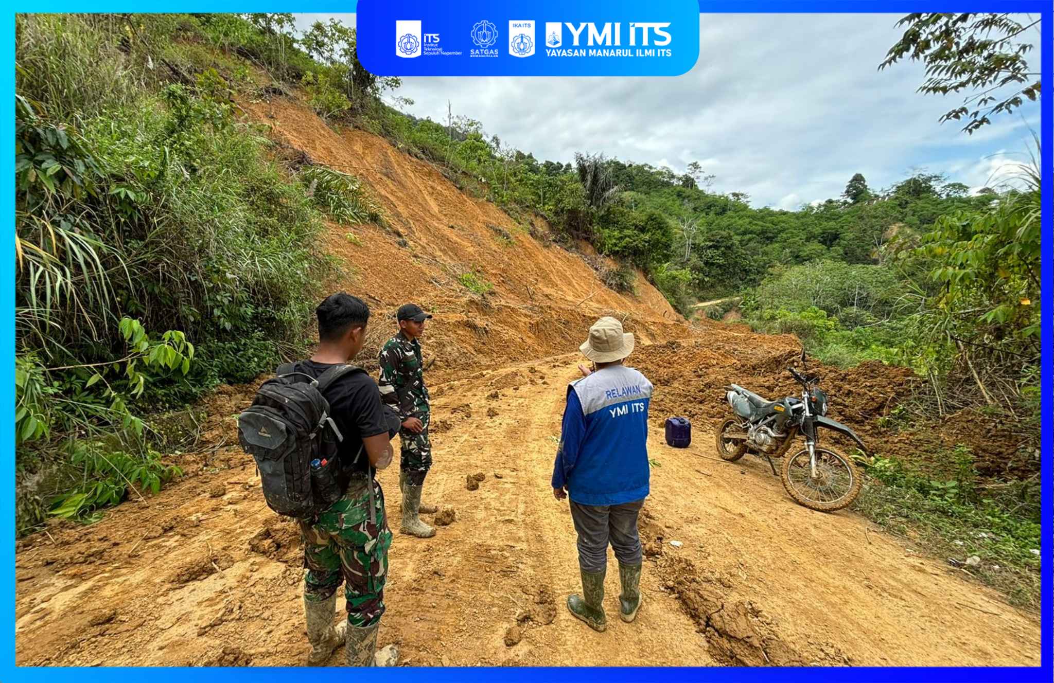 BANTUAN SEBANYAK 5 TON HARUS BERJALAN 3 KM DULU DEMI DAERAH YANG TERISOLIR