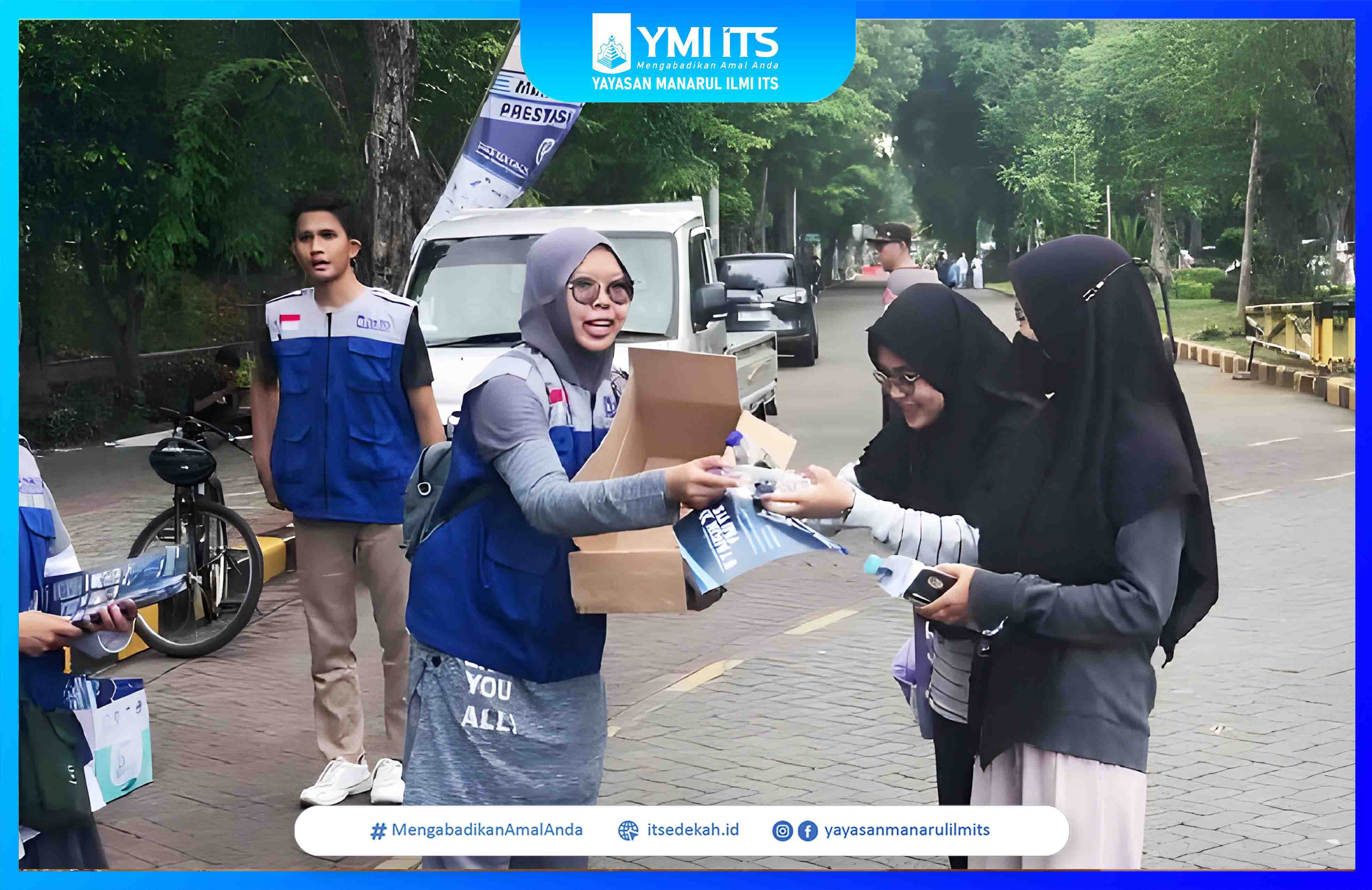 SALURKAN SEMANGAT SEHAT, YMI ITS BAGIKAN AIR MINUM GRATIS DI DIES NATALIS ITS KE-64
