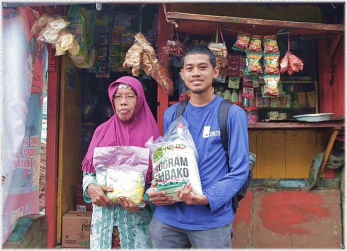YMI-ITS Salurkan Sembako untuk Dhuafa